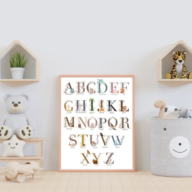 Puede incluir: Un p&oacute;ster de alfabeto colorido con ilustraciones de animales y plantas para cada letra. El p&oacute;ster tiene un fondo blanco con un marco marr&oacute;n claro. Las letras son de color rosa claro, azul claro y verde claro.