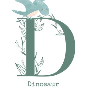 Puede incluir: Una letra D verde con enredaderas de hojas y un dinosaurio azul claro con manchas blancas sentado encima. El texto "Dinosaur" est&aacute; debajo de la letra.