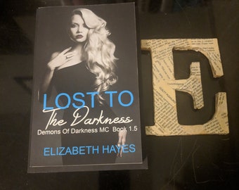 Puede incluir: Una portada de libro con una mujer en la portada. El título es "Lost to the Darkness" y el subtítulo es "Demons of Darkness MC Book 1.5". El autor es Elizabeth Hayes.