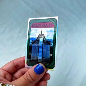 La carte Providence de la Porte de fer | Stickers Holographiques Imperméables | The Shepherd King Duology par Rachel Gilling sous licence officielle