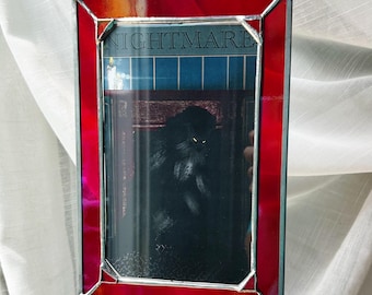 Stampa artistica su vetro colorato The Nightmare: One Dark Window, serie Shepherd King