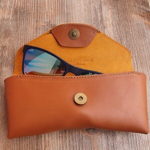 Custodia occhiali in vera pelle color cuoio