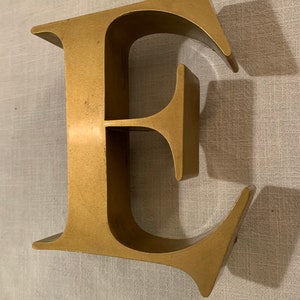 Schöner Vintage-Metallbuchstabe. Golden.