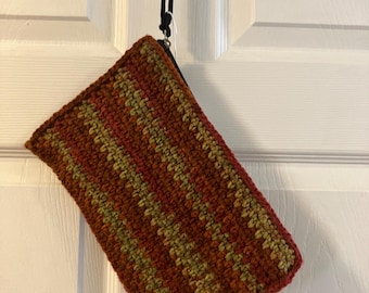 Bolsa de crochê de pulso com zíper em tons de outono.