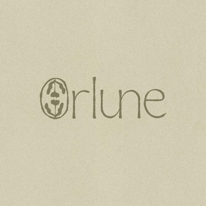 K&ouml;nnte beinhalten: Ein Logo-Design mit dem Schriftzug "orlune" in einer d&uuml;nnen, dunkelbraunen, handgezeichneten Schriftart. Der Buchstabe "o" wird durch eine ovale Form ersetzt, die eine symmetrische, stilisierte botanische Illustration mit zwei kleinen Bl&uuml;tenformen enth&auml;lt.