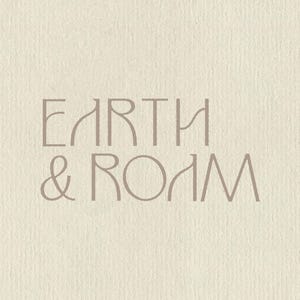 K&ouml;nnte beinhalten: Ein hellbeiger, texturierter Hintergrund mit dem Text EARTH & ROAM in einer stilisierten, d&uuml;nnen, braunen serifenlosen Schrift. Die Buchstaben sind in zwei Zeilen angeordnet, wobei das Et-Zeichen zwischen den W&ouml;rtern zentriert ist.