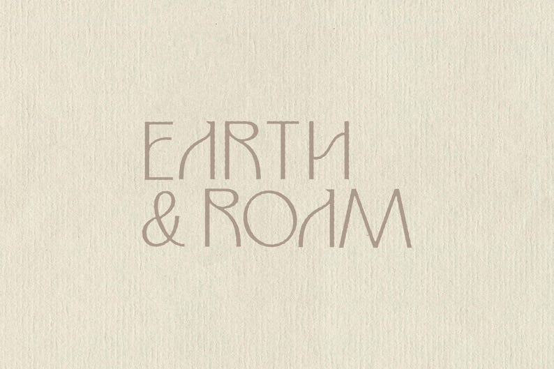 K&ouml;nnte beinhalten: Ein hellbeiger, texturierter Hintergrund mit dem Text EARTH & ROAM in einer stilisierten, d&uuml;nnen, braunen serifenlosen Schrift. Die Buchstaben sind in zwei Zeilen angeordnet, wobei das Et-Zeichen zwischen den W&ouml;rtern zentriert ist.
