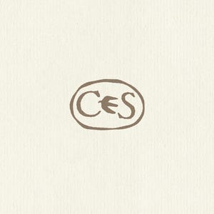 K&ouml;nnte beinhalten: Eine hellbeige, texturierte Oberfl&auml;che mit einem mittig platzierten, handgezeichneten braunen Oval. Im Inneren des Ovals befinden sich die Buchstaben C und S in einer braunen, stilisierten Schrift, getrennt durch eine kleine Vogelsilhouette.