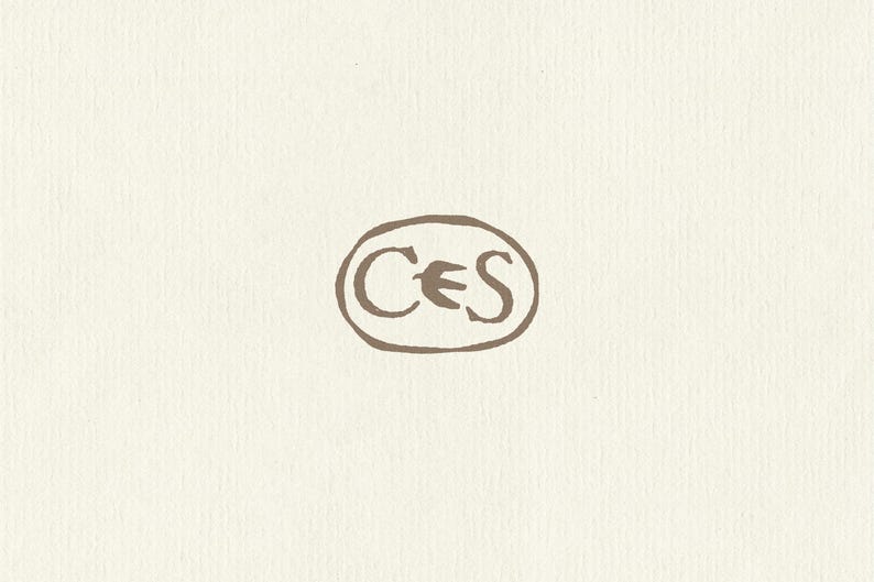K&ouml;nnte beinhalten: Eine hellbeige, texturierte Oberfl&auml;che mit einem mittig platzierten, handgezeichneten braunen Oval. Im Inneren des Ovals befinden sich die Buchstaben C und S in einer braunen, stilisierten Schrift, getrennt durch eine kleine Vogelsilhouette.