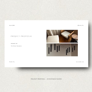 Könnte beinhalten: Eine digitale Projektvorschlag-Vorlage mit 30 bearbeitbaren Folien. Das weiße Dokument enthält den Text "PROJECT PROPOSAL", "PREPARED FOR The Parker Residence" und "Studio Ela". Es enthält zwei eingefügte Fotos mit Möbeln.