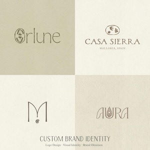 K&ouml;nnte beinhalten: Eine Sammlung von vier Logodesigns auf einem strukturierten beigen Hintergrund. Die Logos zeigen den Text Orlune, Casa Sierra Mallorca Spain, den Buchstaben M mit einem Muschelsymbol und das Wort Aura mit einem zentralen Sonnensymbol in brauner Tinte.