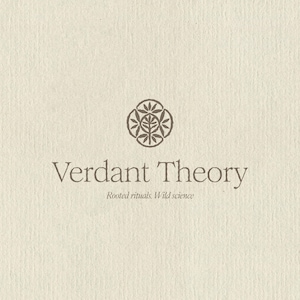 K&ouml;nnte beinhalten: Ein cremefarbener, strukturierter Papierhintergrund mit einem dunkelbraunen kreisf&ouml;rmigen Logo, das ein stilisiertes Pflanzensymbol zeigt. Unter dem Symbol steht der Text Verdant Theory in Serifenschrift, gefolgt von Rooted rituals. Wild science.