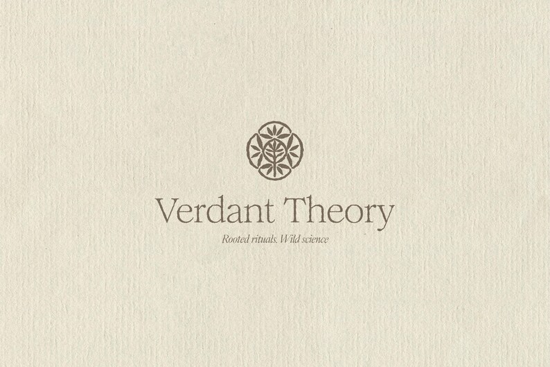 K&ouml;nnte beinhalten: Ein cremefarbener, strukturierter Papierhintergrund mit einem dunkelbraunen kreisf&ouml;rmigen Logo, das ein stilisiertes Pflanzensymbol zeigt. Unter dem Symbol steht der Text Verdant Theory in Serifenschrift, gefolgt von Rooted rituals. Wild science.