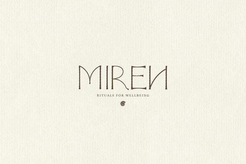 K&ouml;nnte beinhalten: Ein Logo-Design auf einem strukturierten, cremewei&szlig;en Hintergrund mit dem Wort MIREN in einer dunkelbraunen, stilisierten Serifenschrift. Unter dem Haupttext steht der Schriftzug RITUALS FOR WELLBEING in einer kleineren, einfachen Schrift, gefolgt von einem kleinen Spiralsymbol.