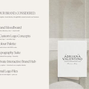K&ouml;nnte beinhalten: Eine Grafikdesign-Servicepr&auml;sentation mit einer Liste von Funktionen wie Brand-Moodboard, drei Logo-Konzepten, Farbpalette, Typografie-Suite, privatem interaktivem Brand-Hub und finalen Logodateien, inklusive einer wei&szlig;en Karte mit dem Text ADRIANA VALENTINO.