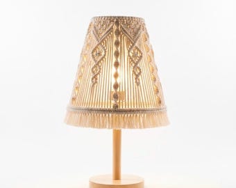 Handgemaakte macramé-tafellamp: boho-katoenen lampenkap, basis natuurlijk hout