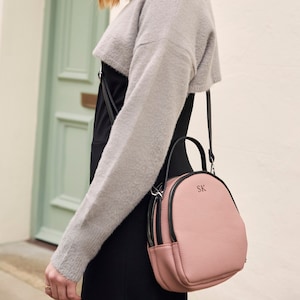 Personalisierte Umhängetasche mit Initialen - Monogrammed Pink Tasche super weiches veganes Leder – Maßgefertigte Henkeltasche mit verstellbarem Gurt