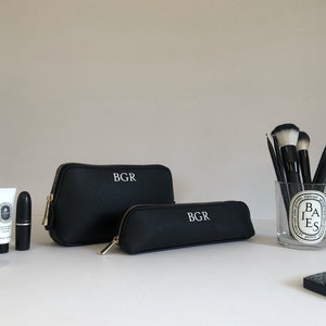 Set aus zwei personalisierten Kosmetiktaschen mit Initialen - Monogramm Kosmetiktaschen passendes Set - Reise-Make-up-Beutel - personalisiertes Geschenk für sie