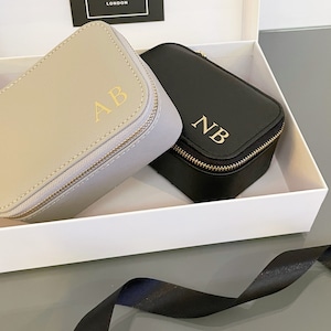 Set gepersonaliseerde sieradendoosjes met initialen - Op maat gemaakt reisetui voor sieraden en accessoires - Ringdoos Horlogedoos voor hem en haar