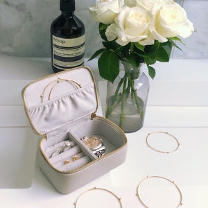 Bellissimo portagioielli personalizzato con iniziali – Custodia da viaggio su misura per gioielli e accessori – Ottimo regalo di viaggio per lei