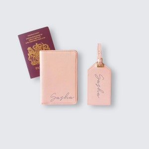Gepersonaliseerde reisset met scriptnaam - paspoorthouder en bijpassend gepersonaliseerd bagagelabel - cadeau voor koppels voor weekendje weg en reizen