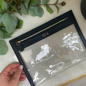 Bolsa de PU personalizada - Bolsa de maquillaje transparente para viajes - Bolsa de artículos de tocador transparente con iniciales - Regalo para ella - Bolsa de viaje transparente