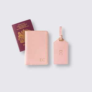 Gepersonaliseerde reisset - Monogram eerste paspoorthoes en bijpassend bagagelabel - Gepersonaliseerd cadeau voor koppels voor een weekendje weg of vakantie
