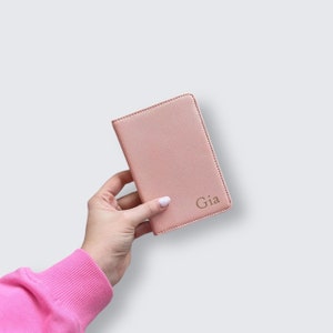 Personalisierte Passhülle mit Initialen - Monogramm Reisepasshülle mit Kartenhalter - Personalisierte Passhülle - Passhalter Reisegeschenk