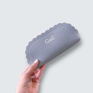 Personalisierte Make-up-Tasche mit Initialen - Jakobsmuschel-Rand Altblau Make-up-Tasche - Weiche Vegan-Leder Make-up-Tasche - Geschenk für sie - Etwas Blaues