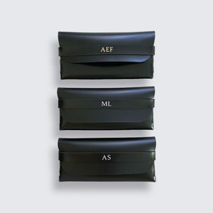 Gepersonaliseerde brillenkoker - gepersonaliseerde zonnebrillenkoker met initialen - zwarte brillenkoker met monogram - reiscadeau voor haar cadeau voor hem