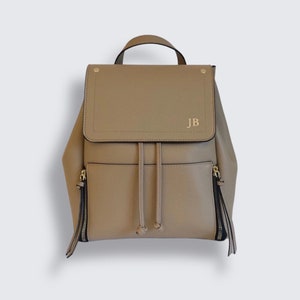 Sac à dos personnalisé avec initiales - Sac à dos en couleur Tan Camel – Cadeau pour elle - Sac de livre monogramme sur mesure avec sangles réglables