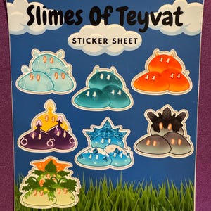 Puede incluir: Una hoja de pegatinas con coloridas babosas de dibujos animados. La hoja tiene un fondo azul con hierba verde en la parte inferior y nubes blancas en la parte superior. El texto "Slimes Of Teyvat" y "Sticker Sheet" se muestran en la parte superior.