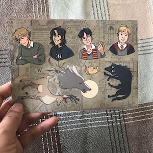 Puede incluir: Una hoja de pegatinas con ilustraciones de dibujos animados de personajes y criaturas. La hoja incluye imágenes de personas, un ciervo, un lobo, una rata y un perro negro. El fondo es un diseño de mapa con una estética vintage.