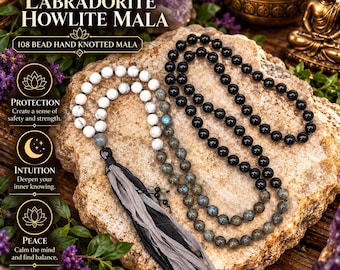 Könnte beinhalten: Eine handgeknüpfte Mala-Kette mit 108 Perlen aus weißem Howlith, grauem Labradorit und schwarzem Onyx. Die Kette hat eine lange, mehrlagige Quaste aus grauem und schwarzem Stoff. Der Text auf dem Bild lautet Onyx Labradorite Howlite Mala, 108 Bead Hand Knotted Mala, Protection, Intuition und Peace.