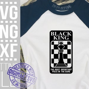 Puede incluir: Dise&ntilde;o gr&aacute;fico en blanco y negro de un tablero de ajedrez con una pieza de rey negro en el centro. El texto "Black King" est&aacute; por encima del tablero de ajedrez y el texto "The most important piece in the game" est&aacute; por debajo del tablero de ajedrez.