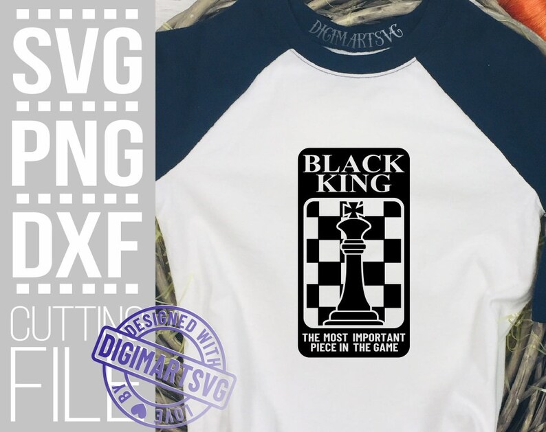 Puede incluir: Dise&ntilde;o gr&aacute;fico en blanco y negro de un tablero de ajedrez con una pieza de rey negro en el centro. El texto "Black King" est&aacute; por encima del tablero de ajedrez y el texto "The most important piece in the game" est&aacute; por debajo del tablero de ajedrez.