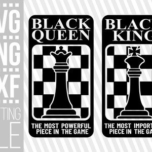 Puede incluir: Dise&ntilde;o gr&aacute;fico en blanco y negro de un tablero de ajedrez con una reina y un rey negros. La reina est&aacute; etiquetada como "La pieza m&aacute;s poderosa del juego" y el rey como "La pieza m&aacute;s importante del juego".