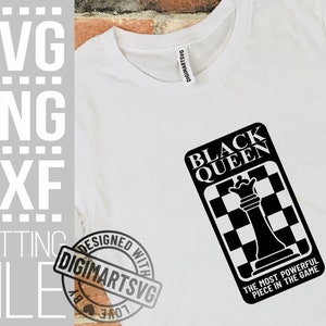 Puede incluir: Dise&ntilde;o gr&aacute;fico en blanco y negro con una pieza de ajedrez, una reina, en un tablero de ajedrez. El texto "Black Queen" est&aacute; por encima de la pieza de ajedrez y el texto "The most powerful piece in the game" est&aacute; por debajo de la pieza de ajedrez.