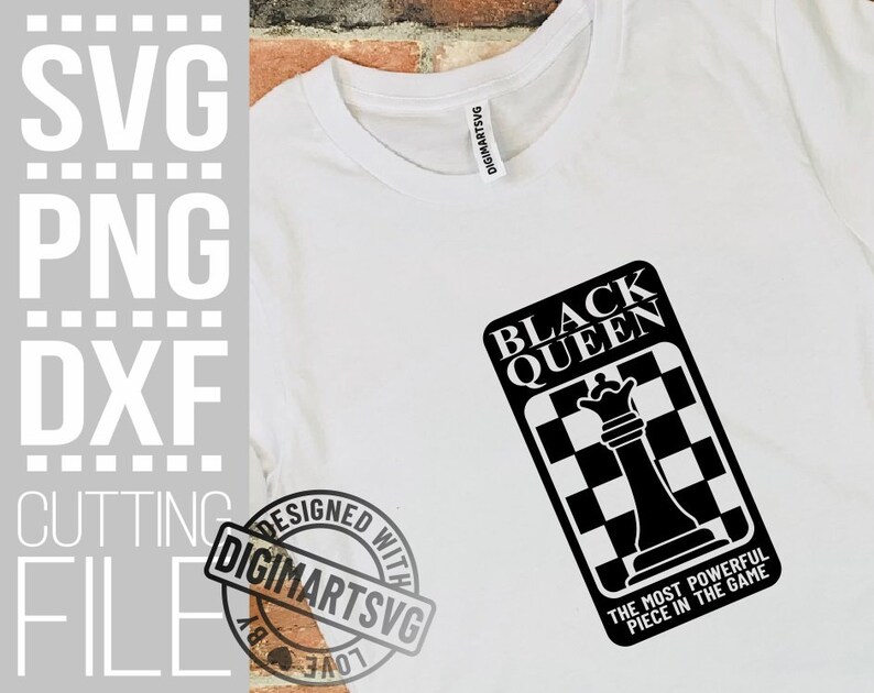 Puede incluir: Dise&ntilde;o gr&aacute;fico en blanco y negro con una pieza de ajedrez, una reina, en un tablero de ajedrez. El texto "Black Queen" est&aacute; por encima de la pieza de ajedrez y el texto "The most powerful piece in the game" est&aacute; por debajo de la pieza de ajedrez.