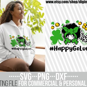 Afro Messy Bun Happy Go Lucky svg, Capelli ricci, Trifogli svg, Shamrock svg, St Patricks Day png, File cuttable, File per Cricut, Sublimazione