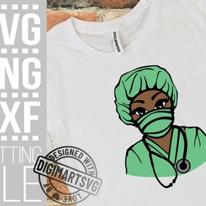 Puede incluir: Una ilustraci&oacute;n digital de una mujer negra con un gorro quir&uacute;rgico verde, una m&aacute;scara y una bata quir&uacute;rgica. Lleva un estetoscopio alrededor del cuello. La imagen est&aacute; en una camiseta blanca con un peque&ntilde;o logotipo que dice "Designed with DigimartSVG".