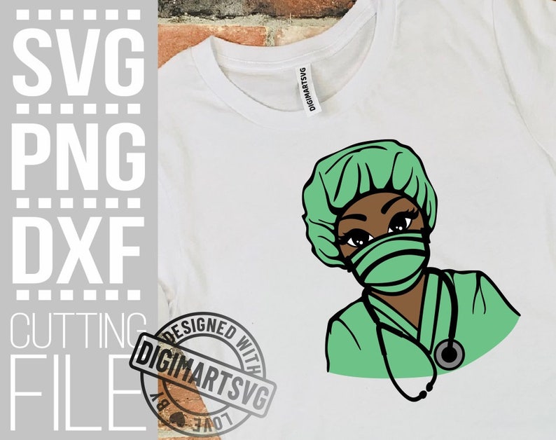 Puede incluir: Una ilustraci&oacute;n digital de una mujer negra con un gorro quir&uacute;rgico verde, una m&aacute;scara y una bata quir&uacute;rgica. Lleva un estetoscopio alrededor del cuello. La imagen est&aacute; en una camiseta blanca con un peque&ntilde;o logotipo que dice "Designed with DigimartSVG".