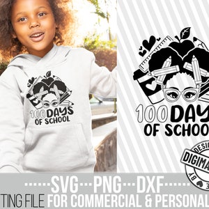 Könnte beinhalten: Schwarzweißes digitales Design mit einem Mädchen mit Afrofrisur, das eine Brille trägt und von Schulutensilien umgeben ist. Der Text "100 Days of School" steht unter dem Bild.