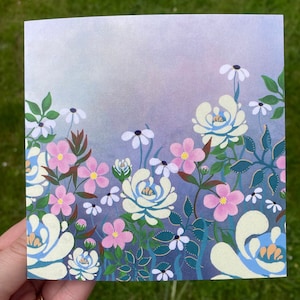 Tarjeta de felicitación con corazón de rosa color marfil y rosa, impresa, en blanco, con sobre incluido, diseñada en Fife, Escocia.