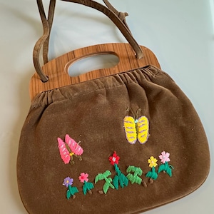 Bolso vintage de los años 70, de terciopelo con bordados y asas superiores de madera