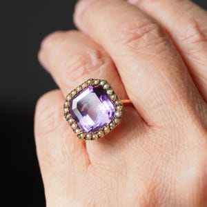 Anillo antiguo eduardiano de oro de 18 quilates con amatista y perla talla esmeralda - C.1900