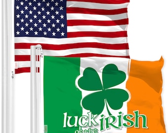 Peut inclure: Deux drapeaux sur des mâts blancs. Le drapeau supérieur est le drapeau américain avec des rayures rouges et blanches et des étoiles blanches sur fond bleu. Le drapeau inférieur est le drapeau irlandais avec un trèfle vert et le texte "luck of the Irish".