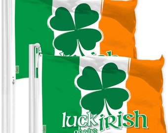 Peut inclure: Deux drapeaux irlandais avec des rayures vertes, blanches et orange. Chaque drapeau présente un grand trèfle vert et les mots "luck of the Irish" en blanc. Les drapeaux sont montés sur des mâts blancs.