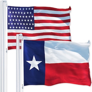 Könnte beinhalten: Zwei Flaggen wehen im Wind. Die obere Flagge ist die amerikanische Flagge mit roten und weißen Streifen und 50 weißen Sternen auf einem blauen Feld. Die untere Flagge ist die Flagge von Texas mit einem einzigen weißen Stern auf einem blauen Feld, einem weißen Streifen und einem roten Streifen.
