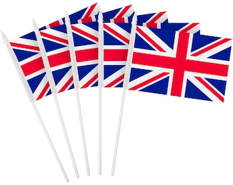 Pode incluir: Um conjunto de cinco pequenas bandeiras de mão com o design da Union Jack em vermelho, branco e azul. Cada bandeira retangular está presa a uma haste de plástico branca fina com um remate pontiagudo no topo, dispostas em leque.